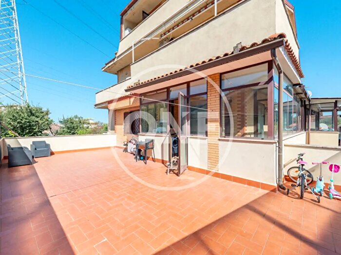 Appartamento trilocale in affitto in Via Castelpetroso, Roma