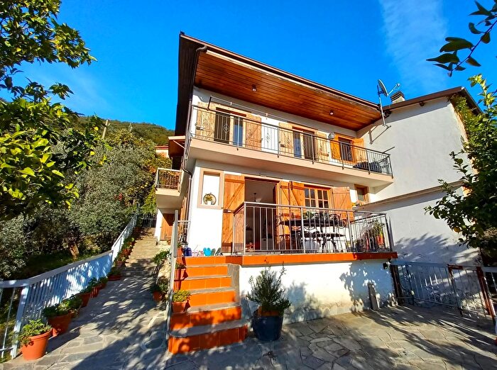 Casa con 7 locali in vendita in Avegno