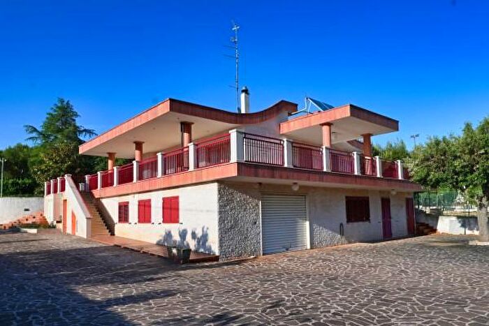 Casa con 6 locali in vendita in Strada Statale dei Trulli, Putignano