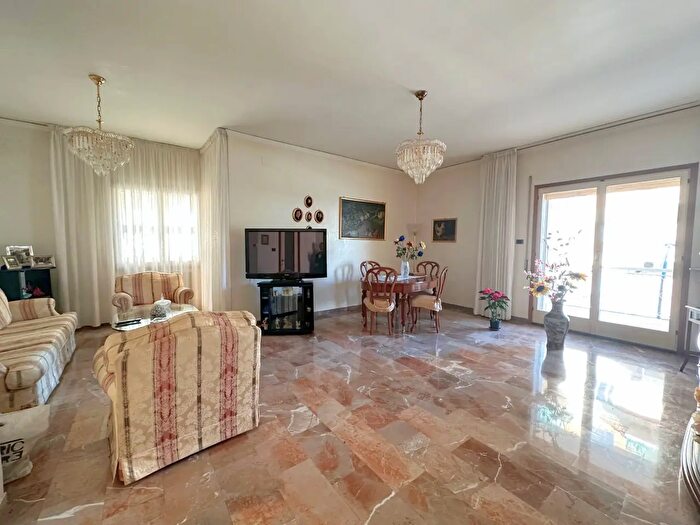 Appartamento con 5 locali in vendita in Viale Poggio di Capodimonte, Napoli