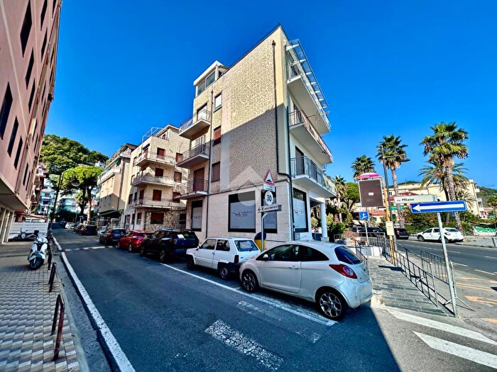 Appartamento con 5 locali in vendita in Via Milano, Laigueglia