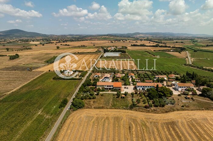 Casa con 10 locali in vendita in Strada Vado Piano, Capalbio