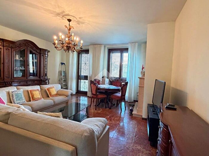 Appartamento quadrilocale in affitto in Via Luigi Marangoni, Policlinico, Pavia