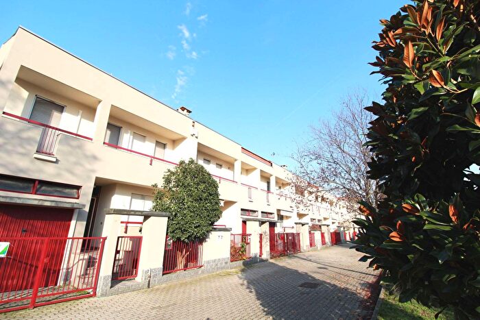 Casa quadrilocale in vendita in Via Monte San Gabriele, Novara