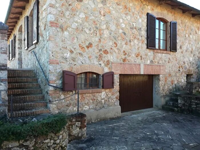 Casa con 6 locali in vendita in Sovicille