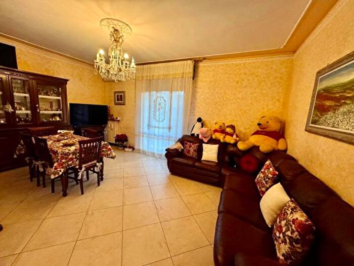 Appartamento con 5 locali in vendita in Via Alfonso Piazza, Modena