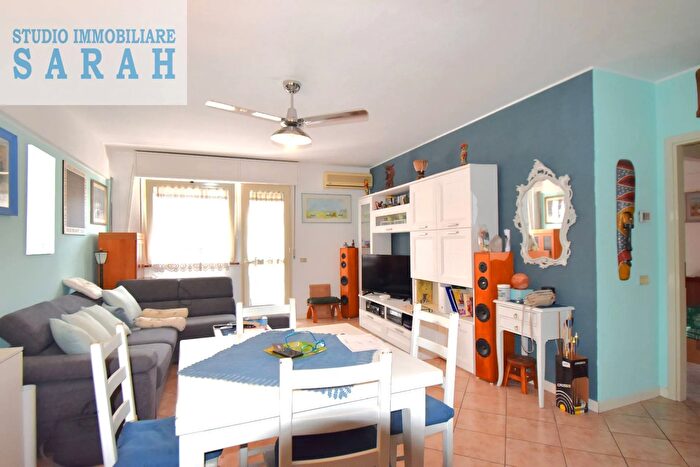 Appartamento quadrilocale in vendita in Via di Montramito, Viareggio