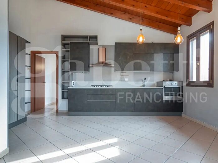 Appartamento quadrilocale in vendita in Via Spettoli, Cento