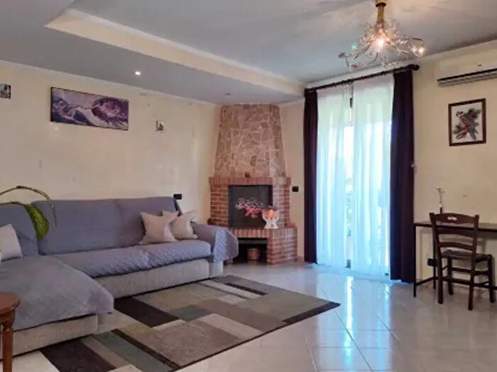Appartamento trilocale in vendita in Via Montalbano Elicona, Roma