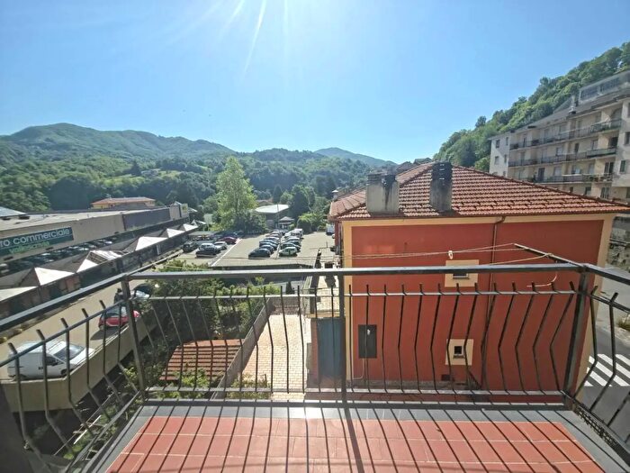 Appartamento con 6 locali in vendita in Via Isorelle, Savignone