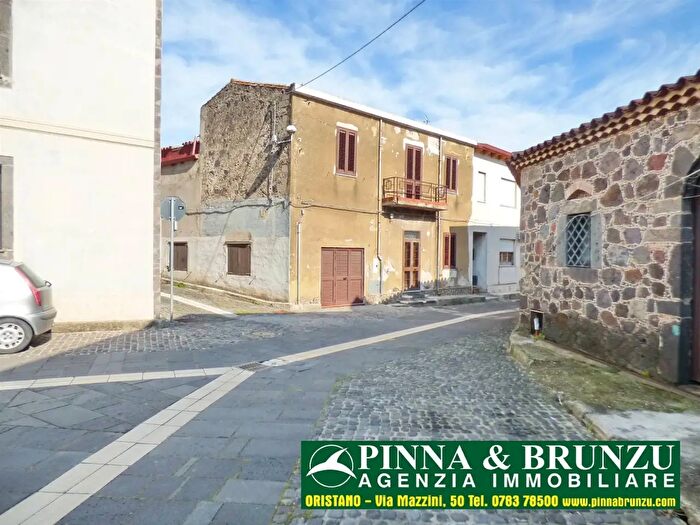 Casa con 9 locali in vendita in Via Roma, Narbolia