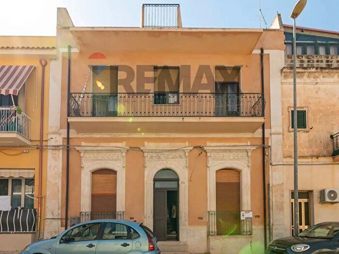 Casa con 14 locali in vendita in Via Canova, Rosolini