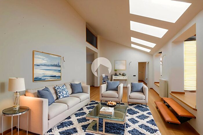 Appartamento con 6 locali in vendita in Via Emilia Santo Stefano, Reggio Emilia