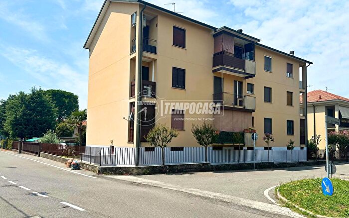 Appartamento bilocale in vendita in Via Giuseppe Garibaldi, Usmate Velate