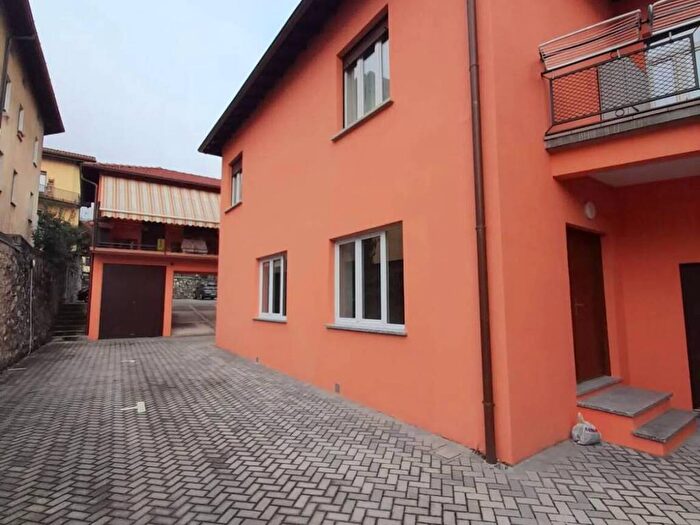 Appartamento trilocale in affitto in Dongo