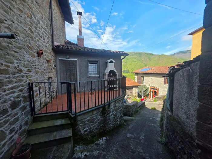 Casa con 8 locali in vendita in Via Fornaccio, Piazza Al Serchio