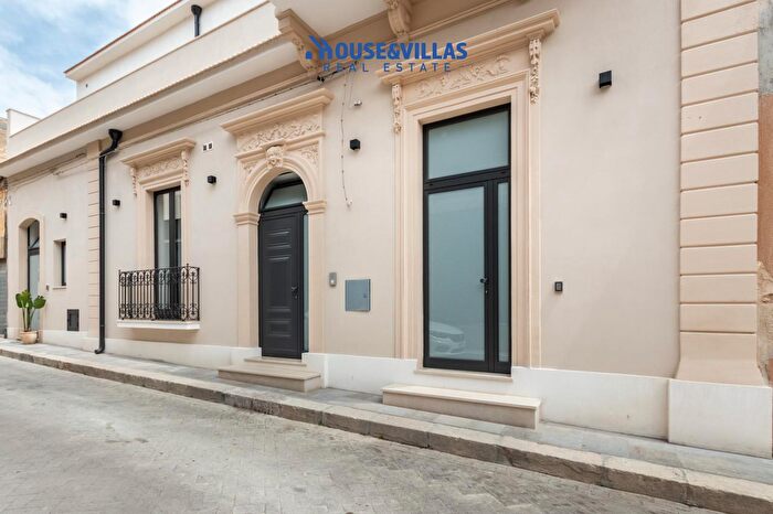 Casa con 5 locali in vendita in Via Custoza, Avola