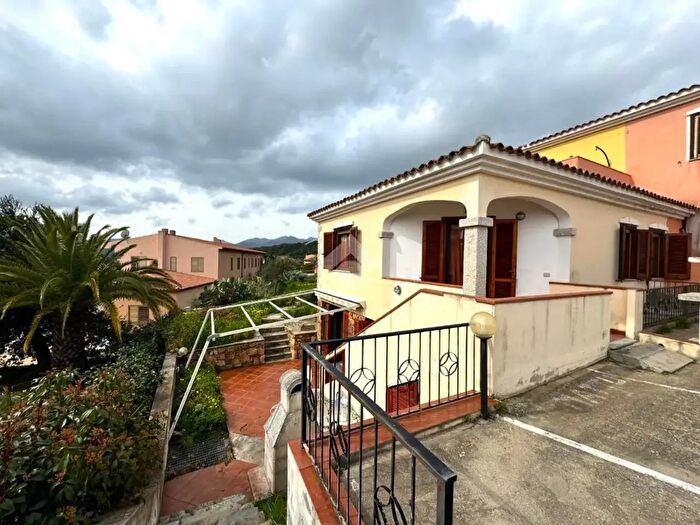 Casa con 6 locali in vendita in Via Oggianu, Budoni