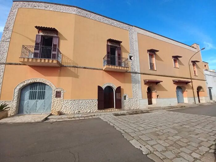 Casa con 14 locali in vendita in Via Santissimo Rosario, Ugento