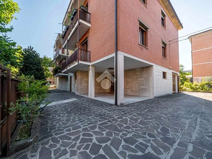 Appartamento quadrilocale in vendita in Via Bassano del Grappa, Modena
