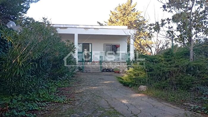 Casa quadrilocale in vendita in Contrada Posta di Grotta, Andria