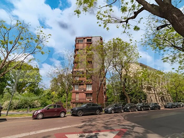 Appartamento con 6 locali in vendita in Via Andrea Massena, Milano