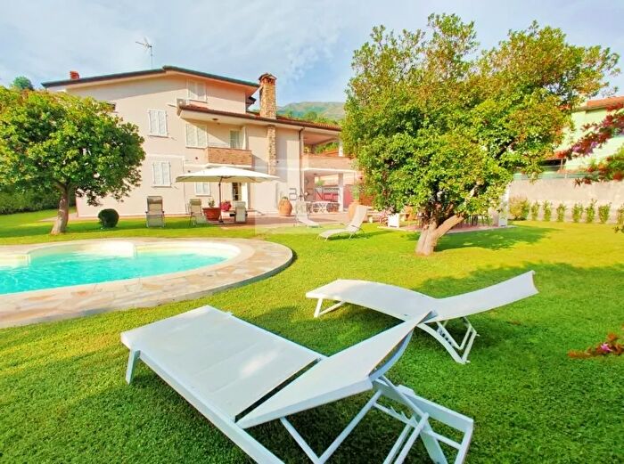 Casa con 7 locali in vendita in Camaiore