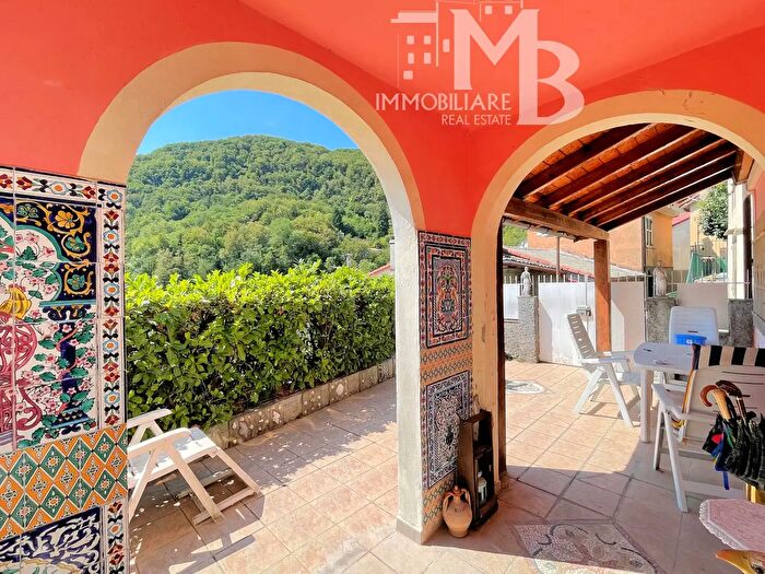 Casa con 8 locali in vendita in Frazione Pannesi, Lumarzo