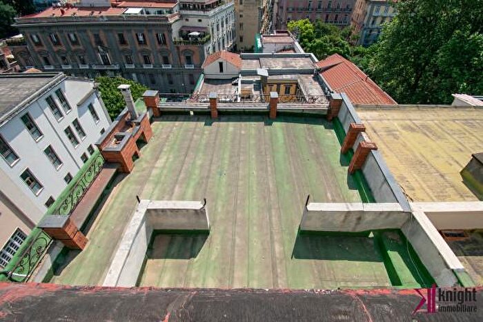 Appartamento con 6 locali in vendita in Via Francesco Lo Monaco, Napoli