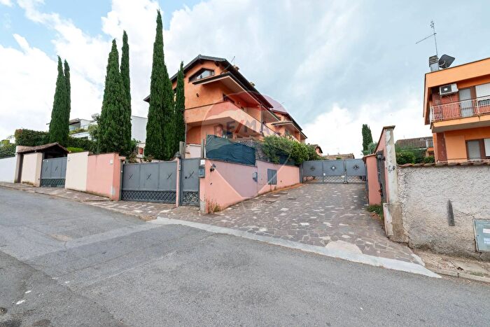 Appartamento trilocale in vendita in Via Giuseppe Todeschini, Roma