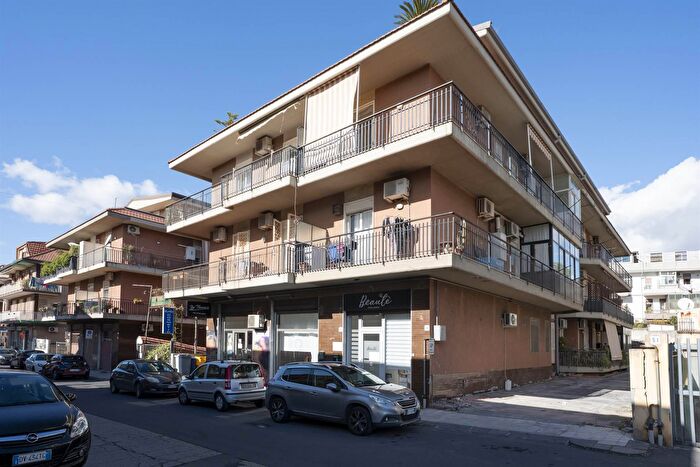 Appartamento trilocale in vendita in Via Giuseppe De Felice, SantAgata Li Battiati