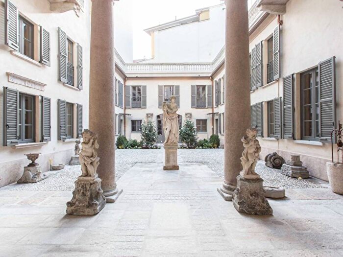 Appartamento trilocale in affitto in Via Lanzone, SantAmbrogio, Milano