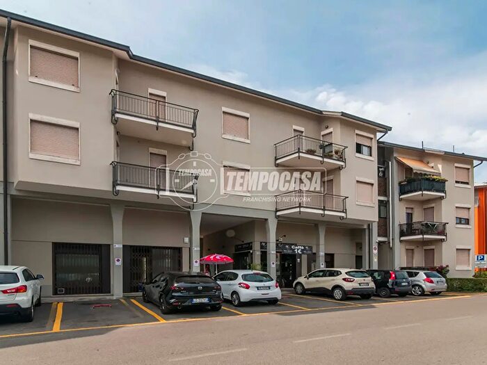 Appartamento trilocale in vendita in Via Acquanera a, Como