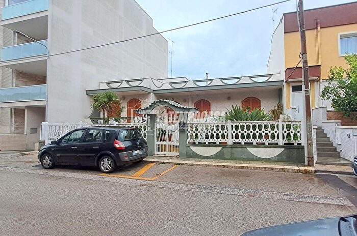 Casa quadrilocale in vendita in Via Dossetti, Adelfia