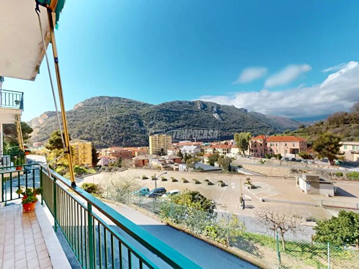 Appartamento trilocale in vendita in Via della Pineta, Finale Ligure