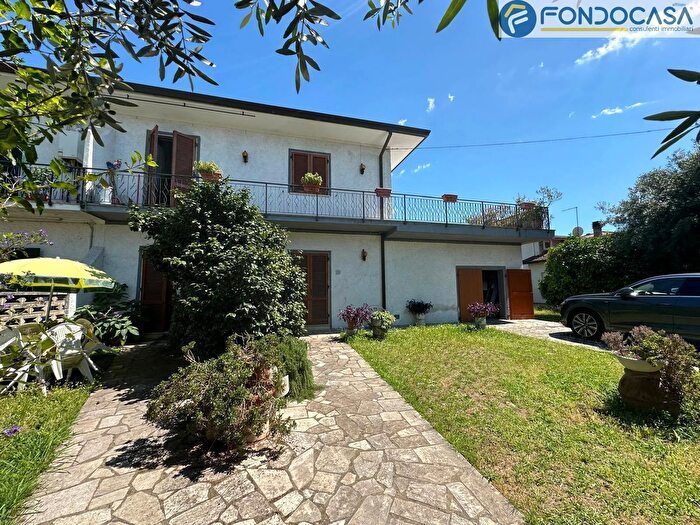 Casa con 8 locali in vendita in Via Giandiana, Seravezza