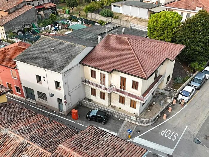 Casa con 7 locali in vendita in Via Villa Trezza, Caldiero