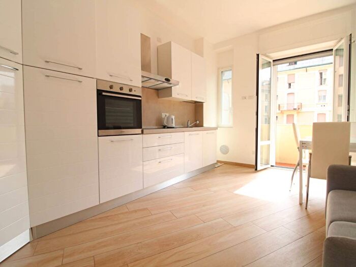 Appartamento trilocale in affitto in Via Giosuè Borsi, Navigli Darsena, Milano