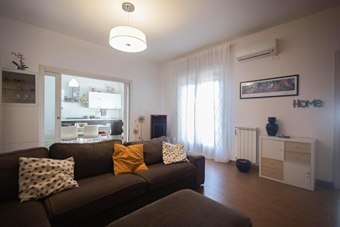 Appartamento quadrilocale in vendita in Via Badia, Aci Catena