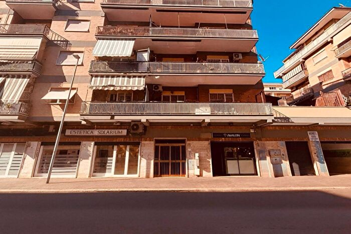 Appartamento trilocale in vendita in Via Marcello Pucci Boncambi, Roma