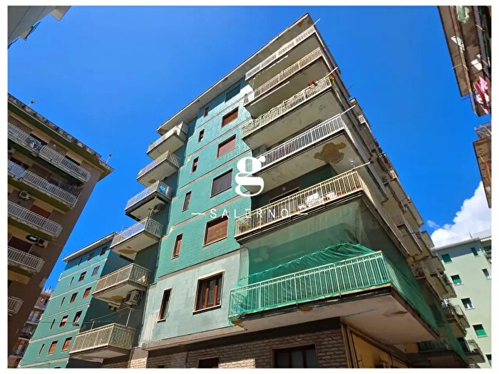 Appartamento trilocale in vendita in Via Rocco Galdieri, Salerno