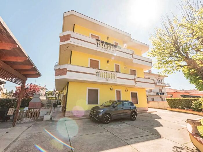 Appartamento con 7 locali in vendita in Via Santa Maria, Collecorvino