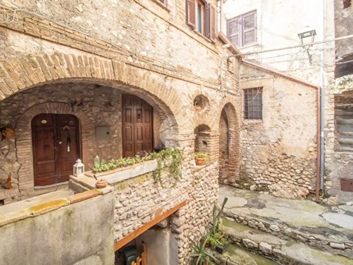 Appartamento trilocale in vendita in Via dellArco, Palombara Sabina