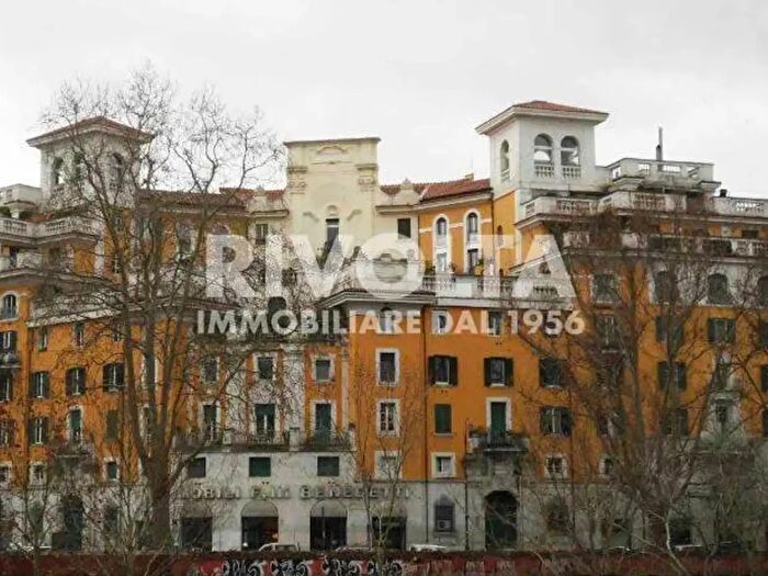 Appartamento con 14 locali in vendita in Piazza dell'Emporio, Roma