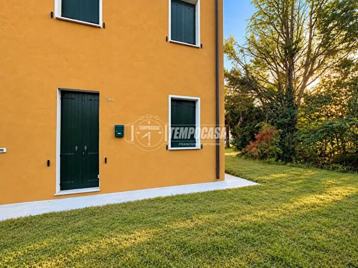 Appartamento trilocale in vendita in Via delle Valli, Mirandola