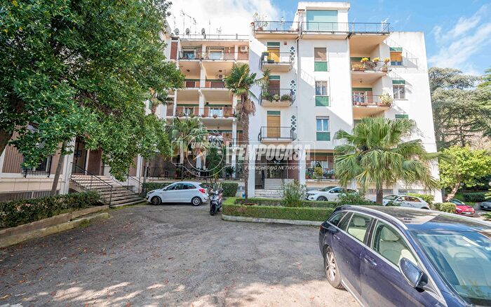 Appartamento con 5 locali in vendita in Viale Regina Margherita, Messina
