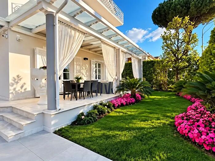 Casa con 12 locali in vendita in Via Leonardo da Vinci, Pietrasanta