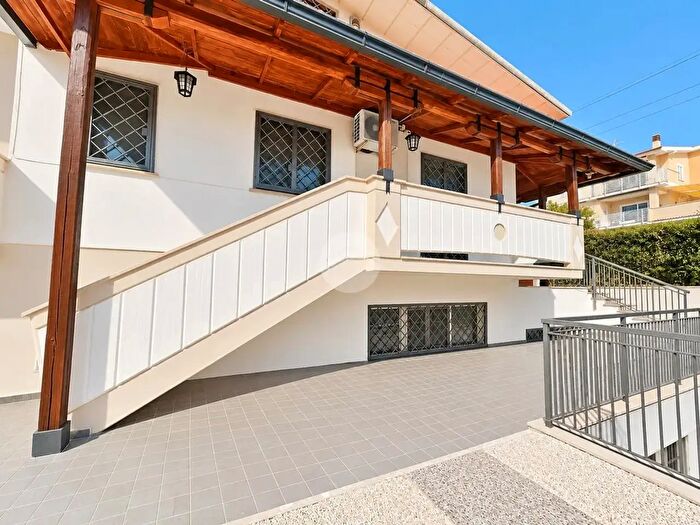 Casa trilocale in affitto in Via Pomigliano d' Arco, Roma