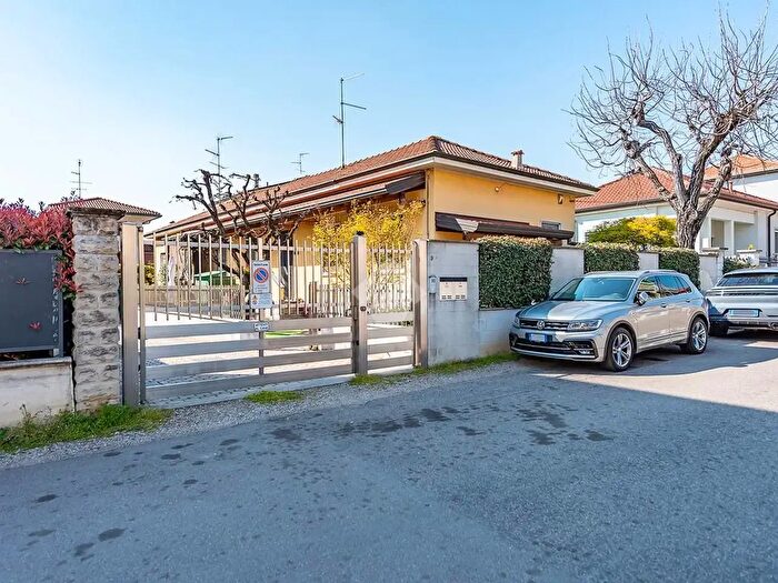 Casa trilocale in vendita in Via della Libertà, Lainate