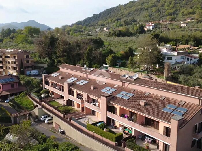 Appartamento trilocale in vendita in Via Madonna del Campo, Cave